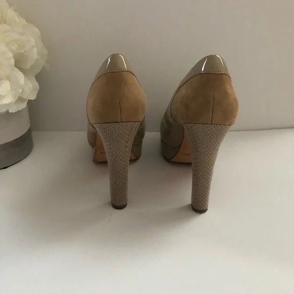 White House black market peep toe heel shoe size 7.5 - 8 women’s tan. - Picture 3 of 6